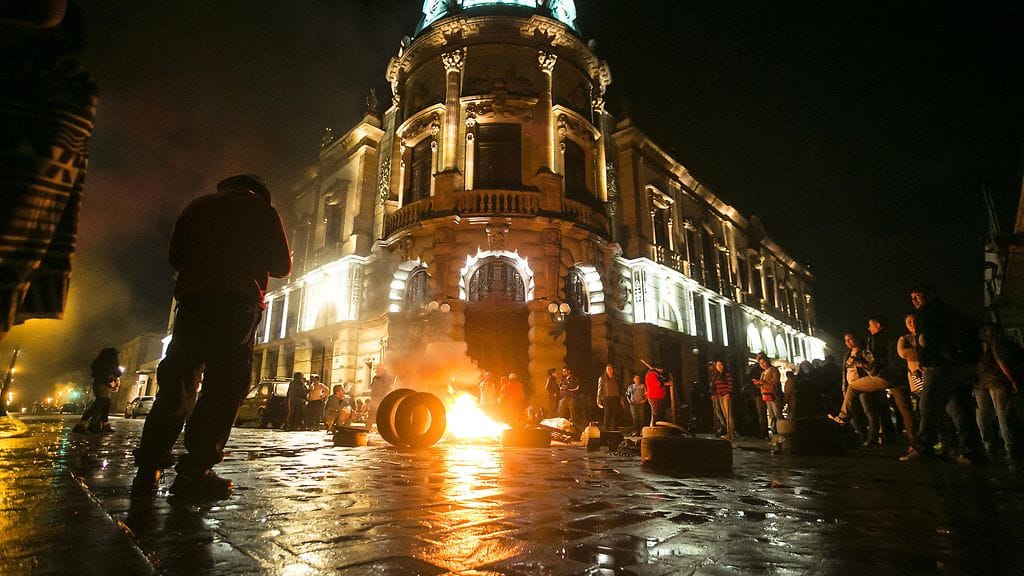 Mielenosoittajat sytyttivät tulipaloja kulkuesteille Oaxacassa 14. kesäkuuta 2016.