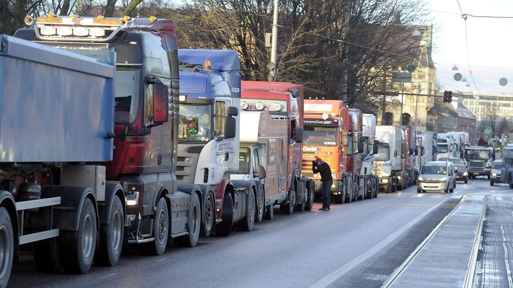 Rekkakuskit Eduskuntatalon edessä Helsingissä protestiajolla 17. joulukuuta 2014.