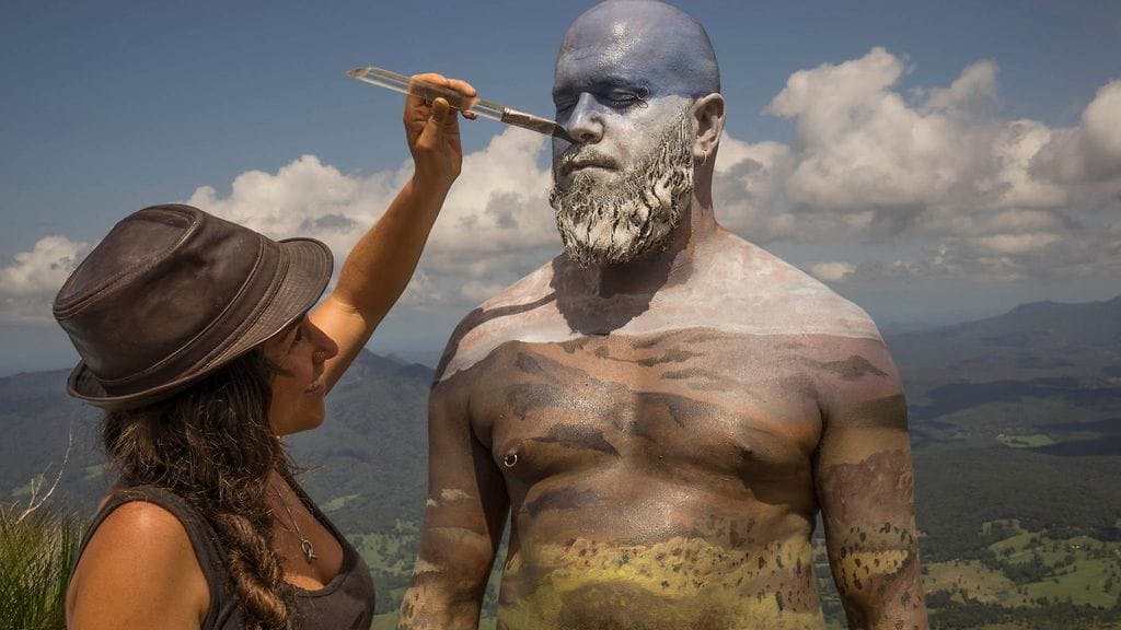 Taiteilija Orly Faya Snir työssään.