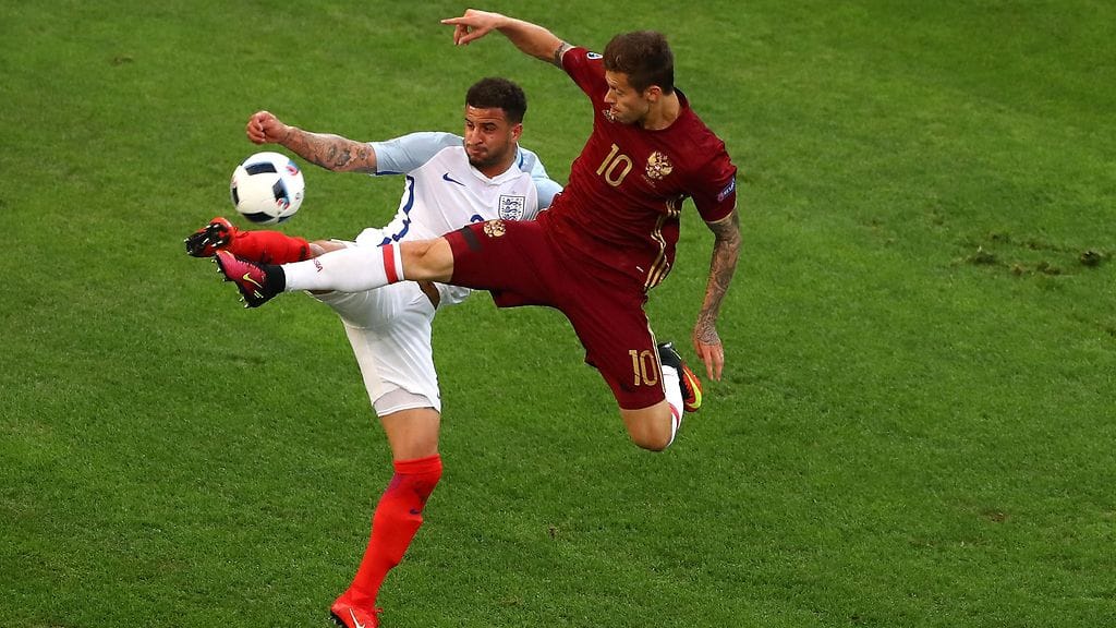 Fjodor Smolov (oik.) ilmataistelussa Kyle Walkerin kanssa joukkueiden avauspelissä.