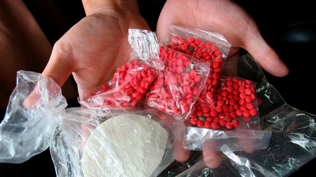 Takavarioituja punaisia metamfetamiini eli ya ba -tabletteja syyskuussa 2005. Valkoinen aine alhaalla heroiinia.