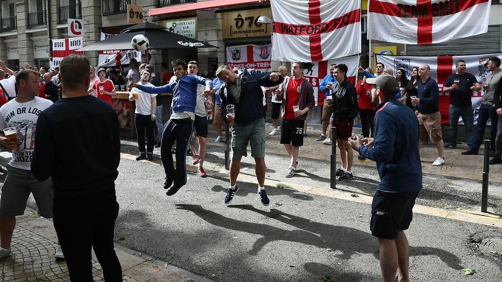 Slovakian ja Englannin fanit pelasivat jalkapalloa Toulousen kaduilla.