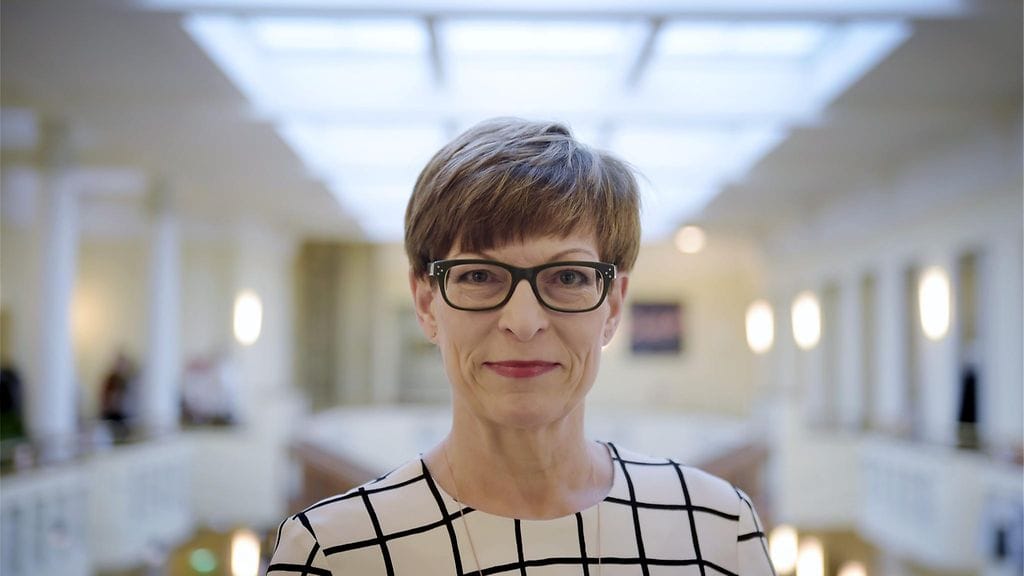 Kirsi Pimiä on varatuomari ja toiminut yhdenvertaisuusvaltuutettuna keväästä 2015 alkaen
