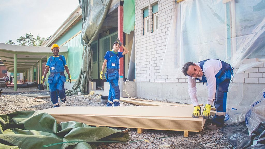 Mamulandia-osuuskunnan jäseniä on työskennellyt lähes kymmenellä eri työnantajalla eri tehtävissä. Kuvassa rakennusapumiehiä työmaalla.