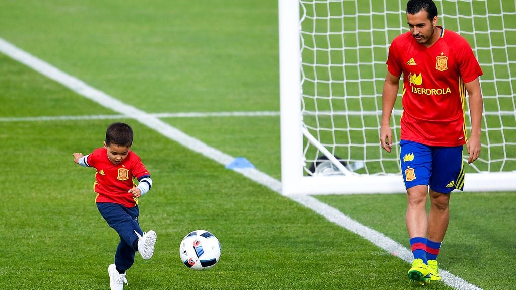 Pedro höntsäili poikansa kanssa maanantaina.