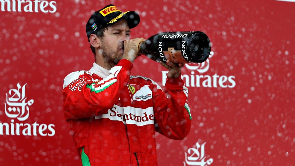 Sebastian Vettel pääsi maistelemaan kuohujuomaa Bakussa.
