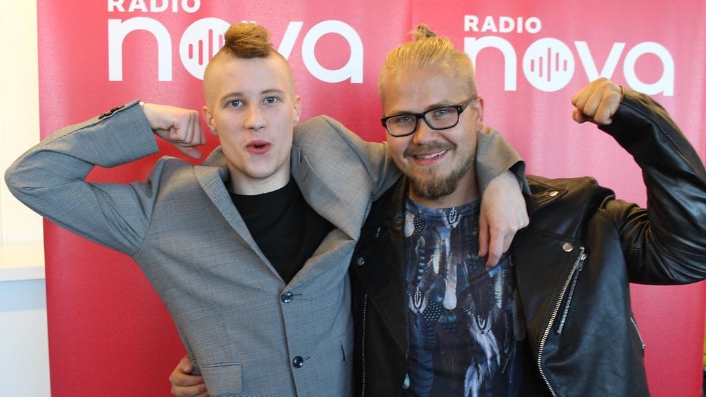 Auto-onnettomuudessa vakavan aivovamman saanut Atte Nikula (vas.) ja hänen avustajansa Sami Miettinen vierailivat Radio Novassa tiistaina aamulla.