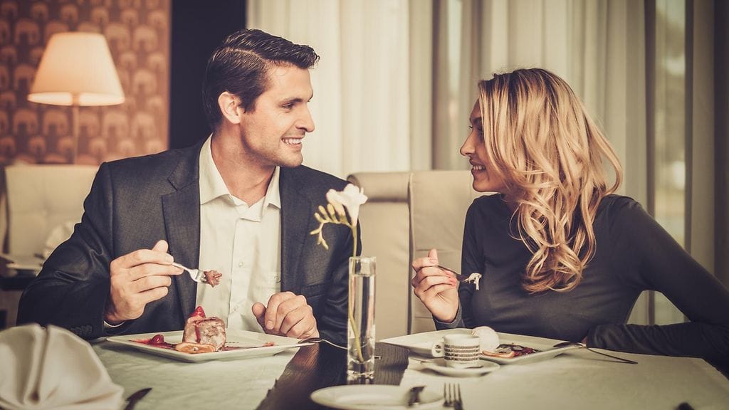 Kehonkieli paljastaa kyllä, onko treffikumppanisi kiinnostunut sinusta.