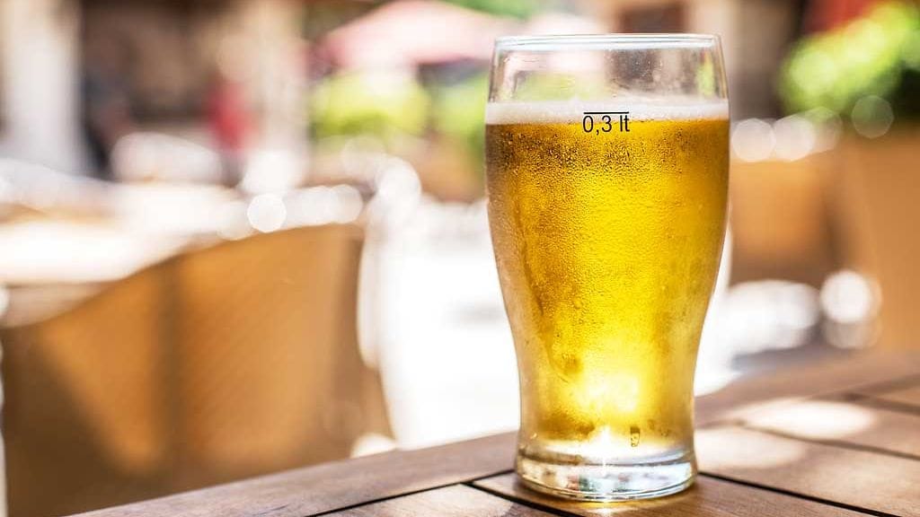 Ravitsemusterapeutti kehottaa juomaan kevytolutta, mikäli alkoholia haluaa ehdottomasti nauttia.