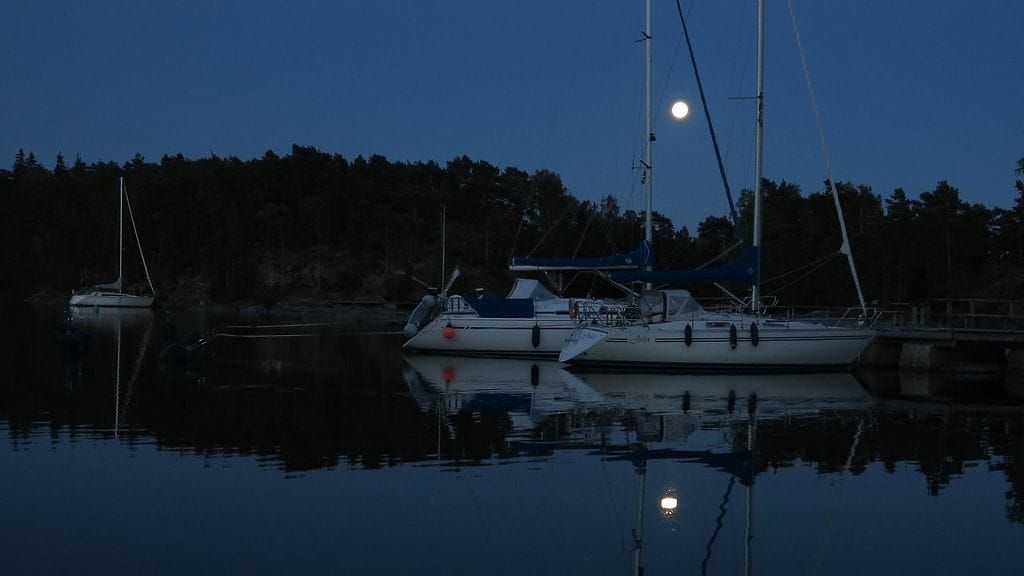 Kesäkkuun kuva Maa ja kuu