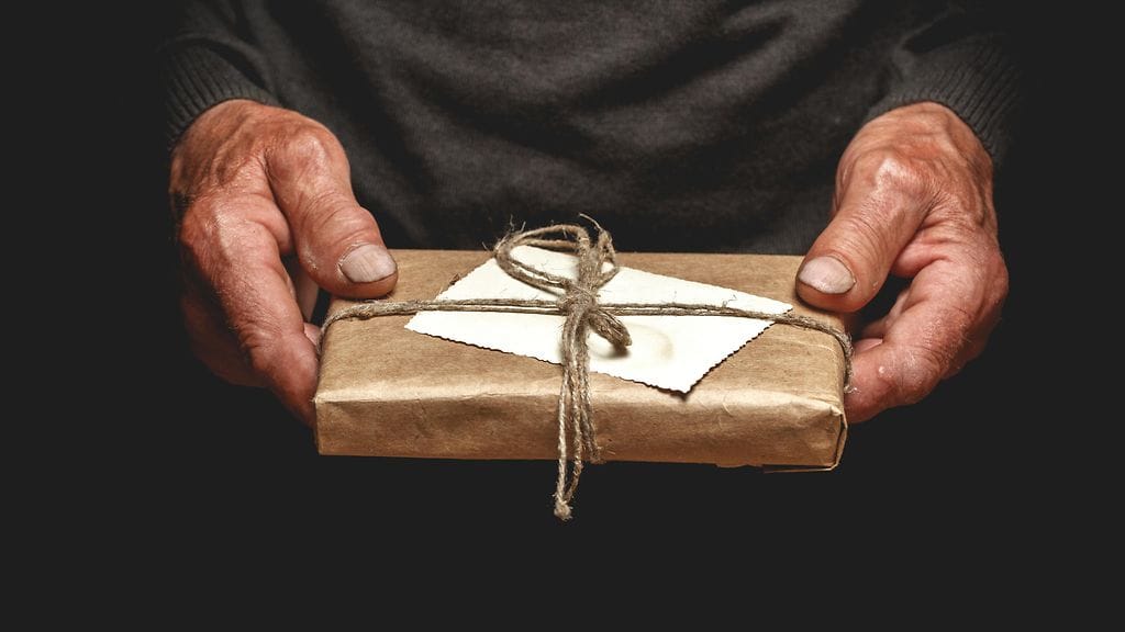 Isoisän teettämä lahja saa silmät kyyneliin ja hymyn huulille.