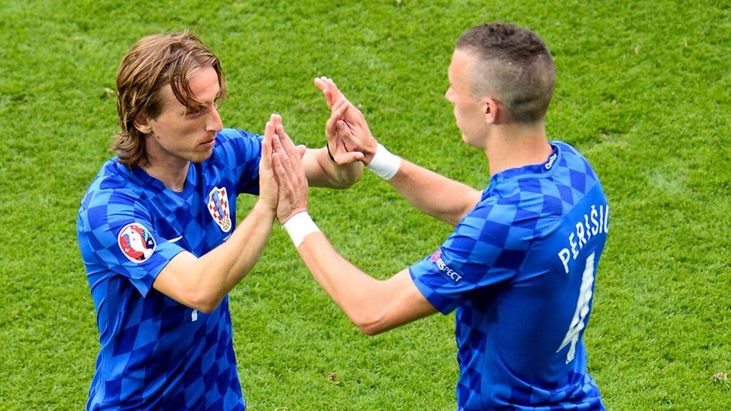 Luka Modric (vas.) tuli vaihtoon Tshekki-pelissä.