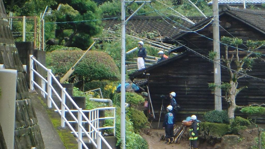 Palomiehet tutkivat maanvyörymän aiheuttamia tuhoja Kumamoton kaupungissa Japanissa.