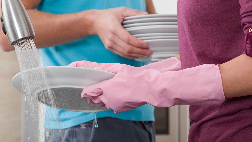 Parisuhteen pelastus voi piileä kotitöissä.