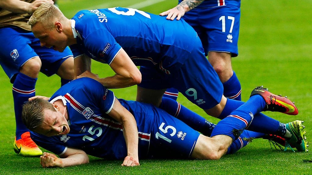 Islanti teki voittomaalin viime hetkillä ja nousi lohkokakkoseksi.