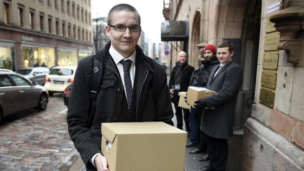 Kansallisen viskipuolueen puheenjohtaja Juhani Kähärä toi Viskipuolueen keräämät yli 5 000 kannattajakorttia puolueen rekisteröintiä varten oikeusministeriöön Helsingissä torstaina 11. helmikuuta 2016.