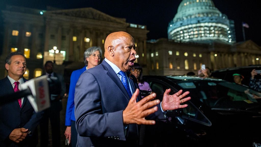 Istumalakon järjestänyt demokraattiedustaja John Lewis puhui kannattajilleen kongressitalon edustalla keskiviikkoiltana.