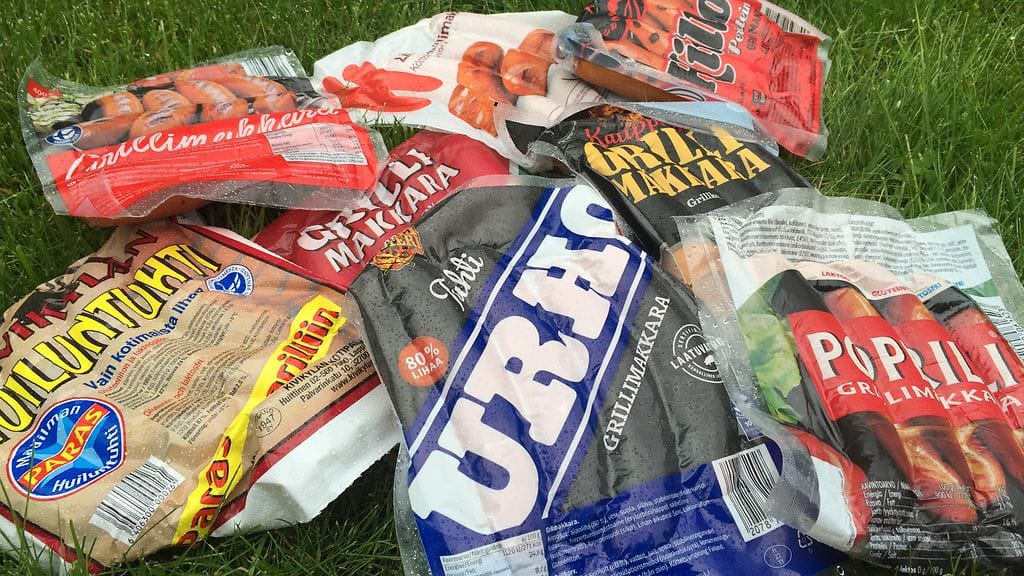 Vakuumipakatut grillimakkarat säilyvät parhaiten avaamattomina. Mutta kuinka kauan avattu paketti säilyy? Kuvituskuva.