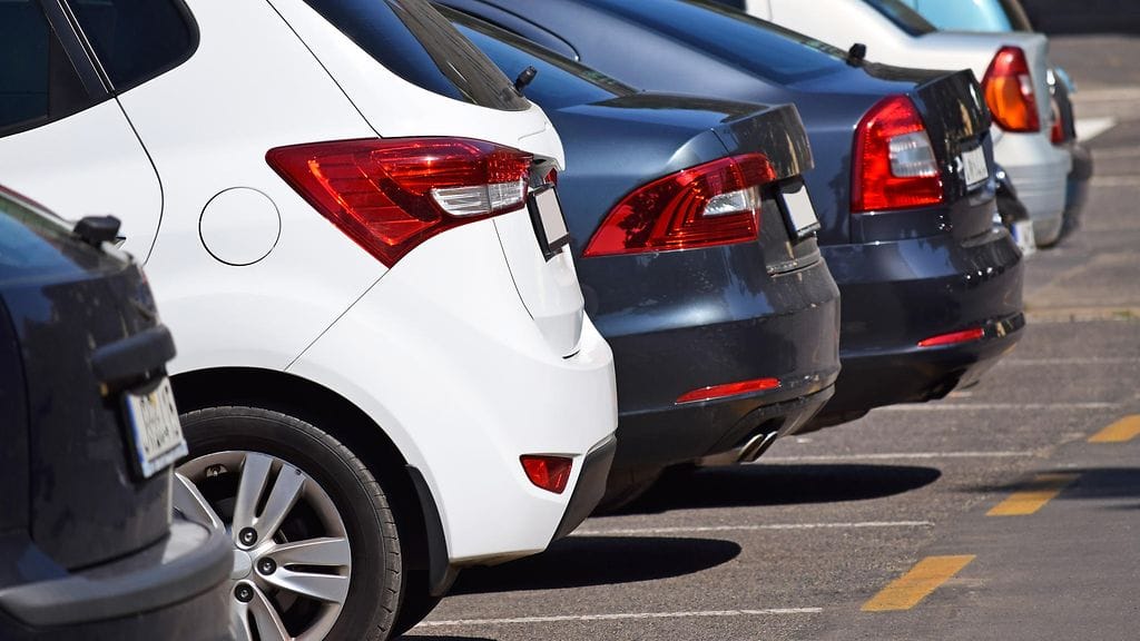 Pearlin RearView kiinnitetään auton rekisterikilpeen.