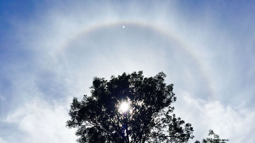 Halo-ilmiö näkyi selvästi auringon ympärillä Naantalissa keskiviikkona iltapäivällä.