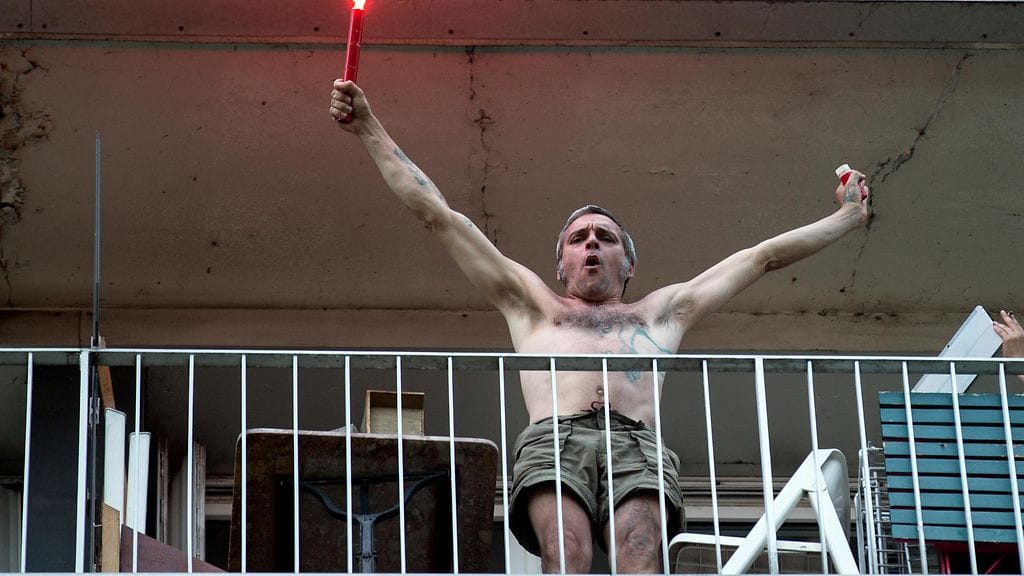 Mies osoittaa parvekkeellaan mieltään Ranskassa 23.6.2016.