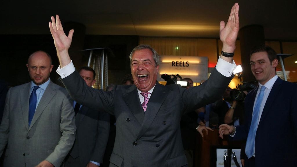 Britannian itsenäisyyspuolueen johtaja Nigel Farage iloitsee Brexit-äänestyksen tuloksesta.