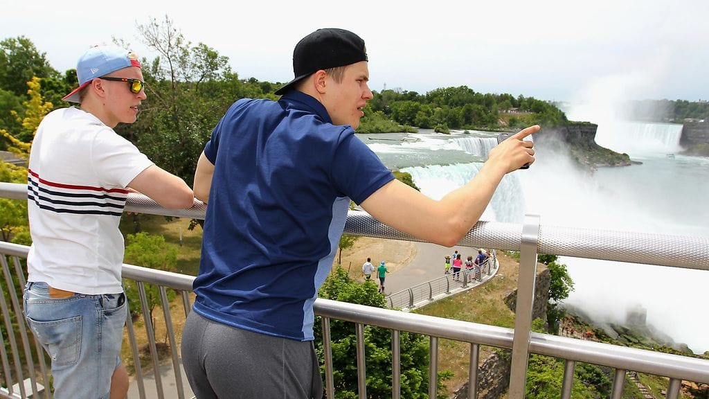 Patrik Laine ja Jesse Puljujärvi Niagaran putousten maisemissa.
