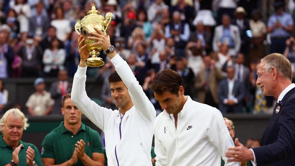 Novak Djokovic vei Wimbledonin voiton Roger Federerin nenän edestä viime vuonna.