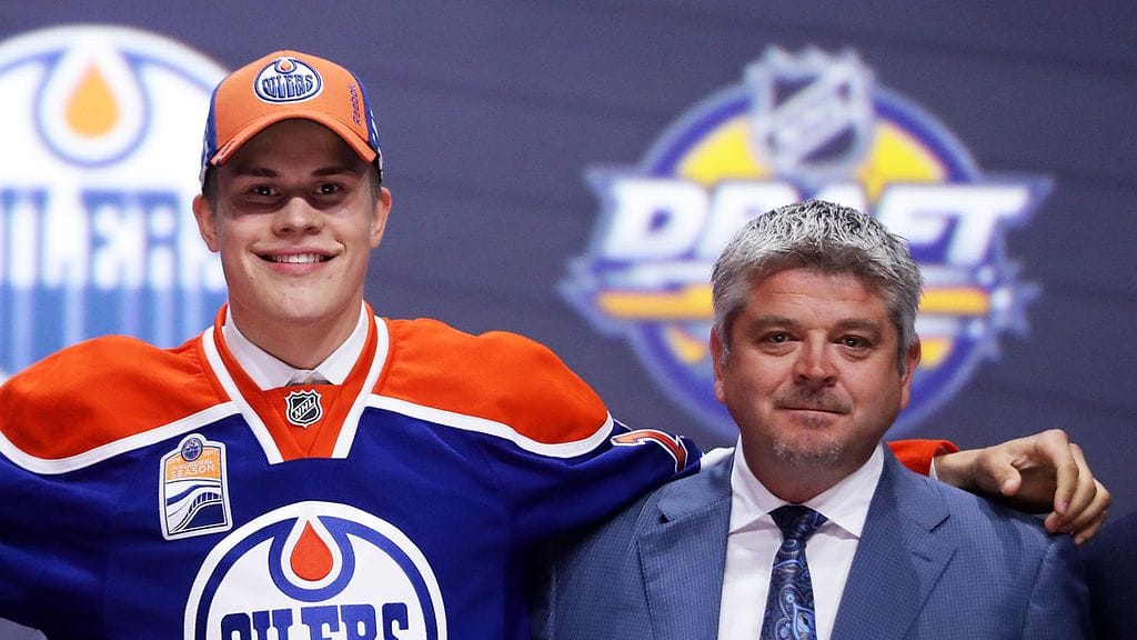 Jesse Puljujärvi ja Oilerin päävalmentaja Todd McLellan