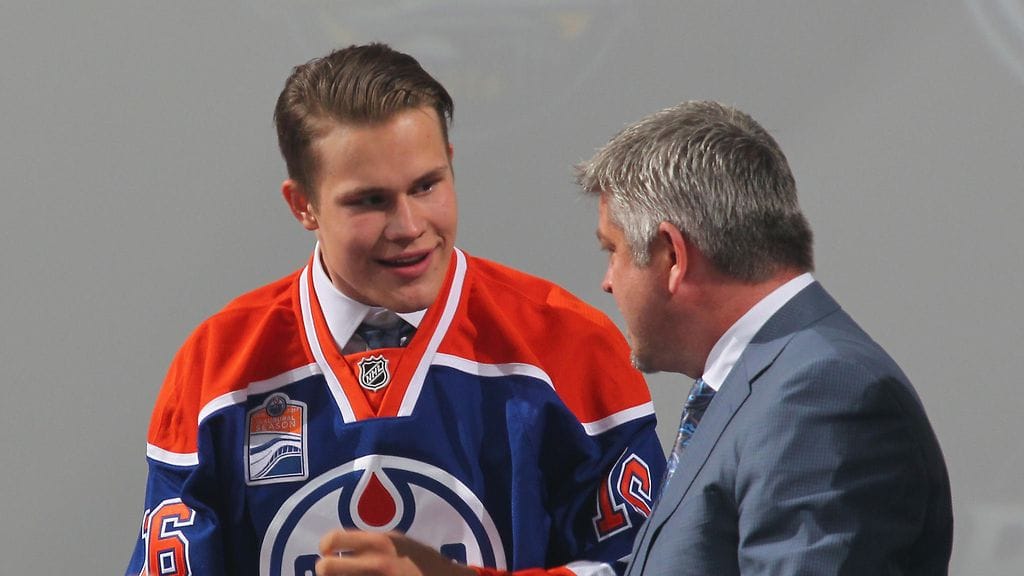 Mitä Oilersin päävalmentaja Todd McLellan (oik.) keksii Jesse Puljujärvelle?