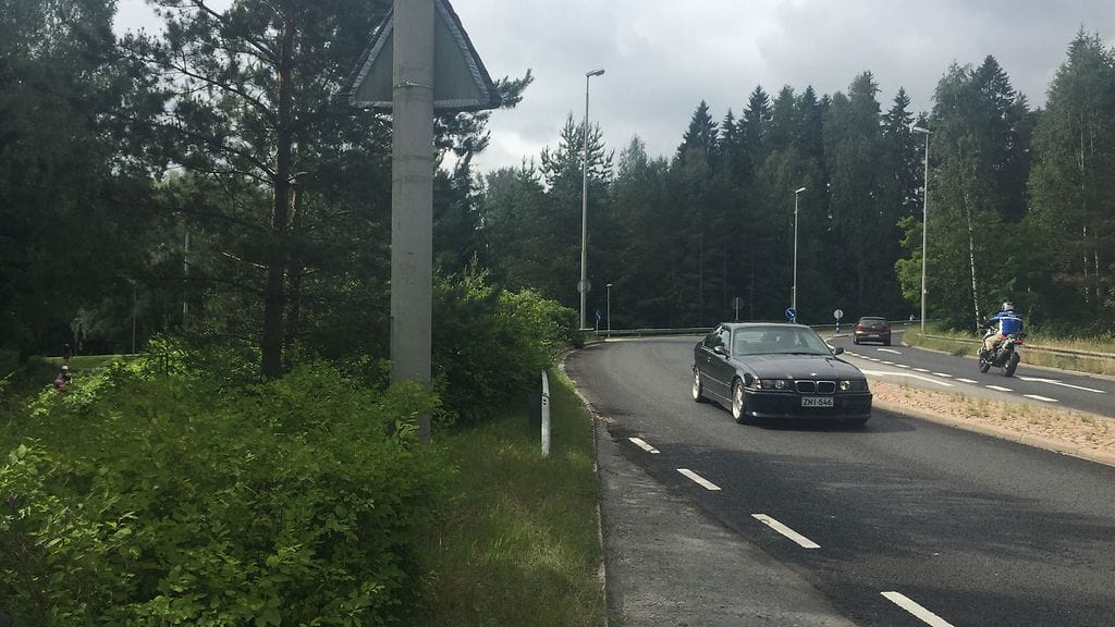 Mopoilija törmäsi lyhtyopylvääseen mutkassa Turuntiellä Hämeenlinnan Kaurialassa viime yönä. 16-vuotias poika kuoli, ja kyydissä ollut 15-vuotias tyttö loukkaantui vakavasti. Kuvan tiellä liikkujat eivät liity tapaukseen.