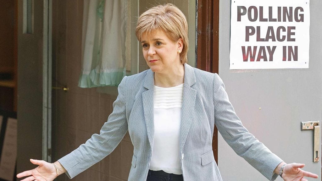 Pääministeri Nicola Sturgeon kuvattuna ääänestyspaikan edessä torstaina.