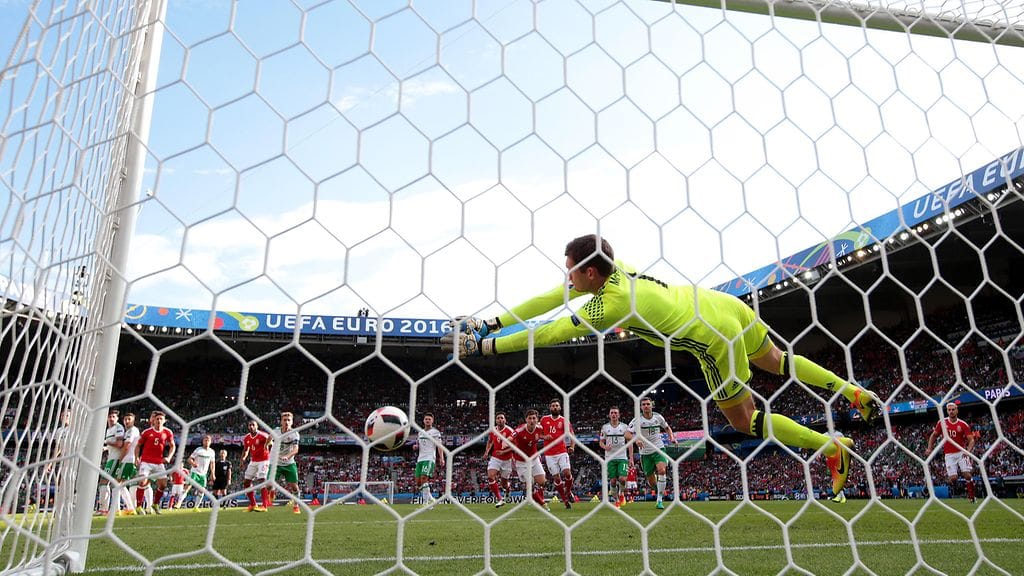 McGovern torjuu Balen vaparin.