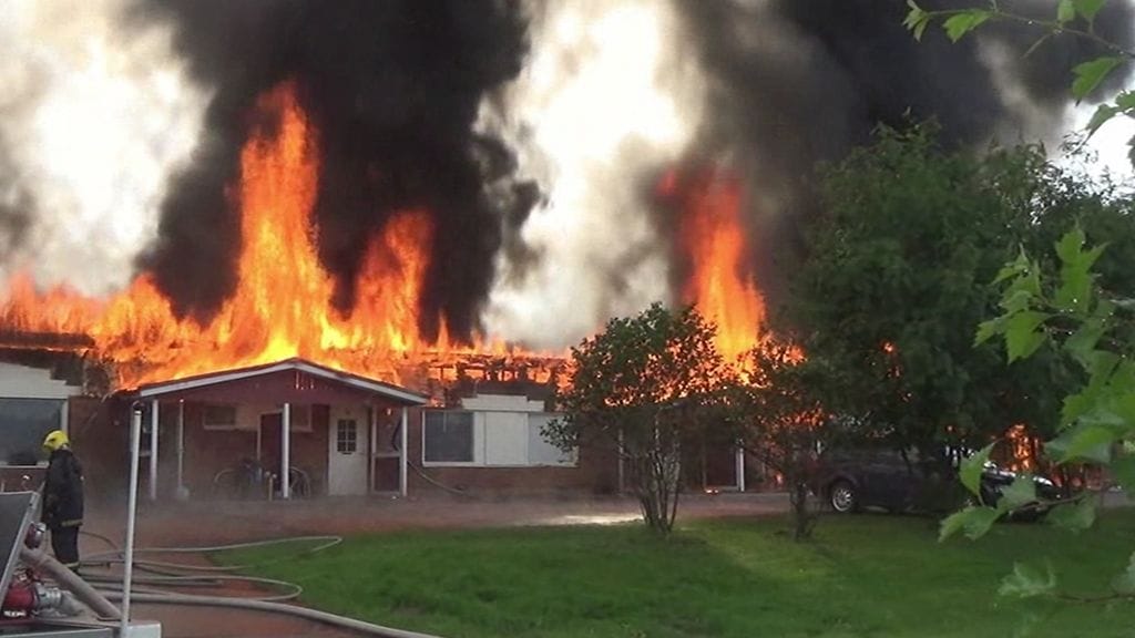 Varpaisjärvellä eilen sattuneen rivitalon palosta koituu miljoonavahingot. Talo tuhoutui palossa täysin. Palon syytä selvitetään parhaillaan.