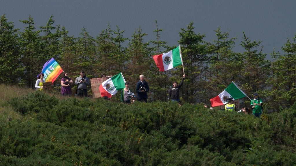Mielenosoittajat heiluttelivat Meksikon lippuja, sateenkaarilippuja ja Donald Trumpia vihapuheesta syyttäviä kylttejä.