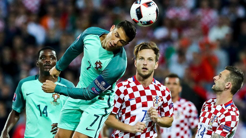 Cristiano Ronaldo yritti puskea maalin.