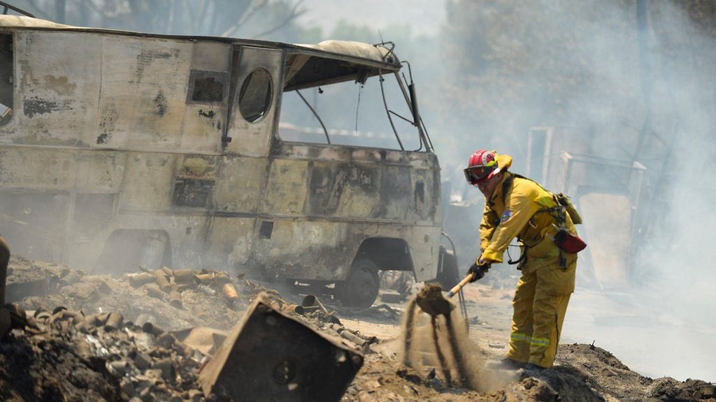 Palomies tukkimassa mahdollisia kriisipesäkkeitä lähellä Isabella-järveä
Kernvillessä Kaliforniassa. Sammutustöitä vaikeuttaa poikkeuksellisen lämmin sää.