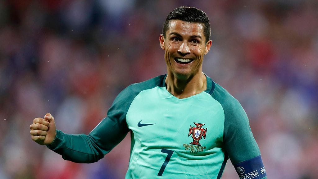 Cristiano Ronaldo pääsi juhlimaan Euroopan mestaruutta kaksi viikkoa sitten. Hän joutui jättämään finaalin kesken loukkaantumisen vuoksi.