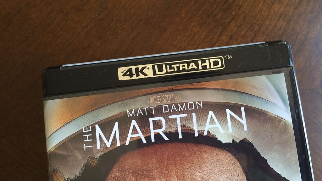 4K, UHD, UltraHD: Rakkaalla lapsella on monta nimeä ja vähemmästäkin kuluttajan pää menee sekaisin. Jos näet kaupassa oheisella merkinnällä varustetun Blu-ray-elokuvan, niin tarvitset sen toistamiseen aivan uudenlaisen soittimen.