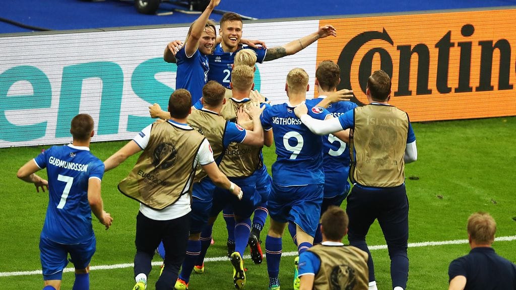 Islanti juhli Itävalta-voittoa riehakkaasti.