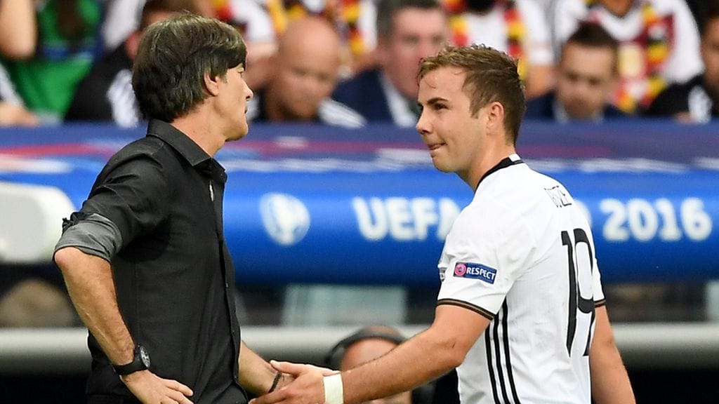 Joachim Löw komentaa Mario Götzen penkille.