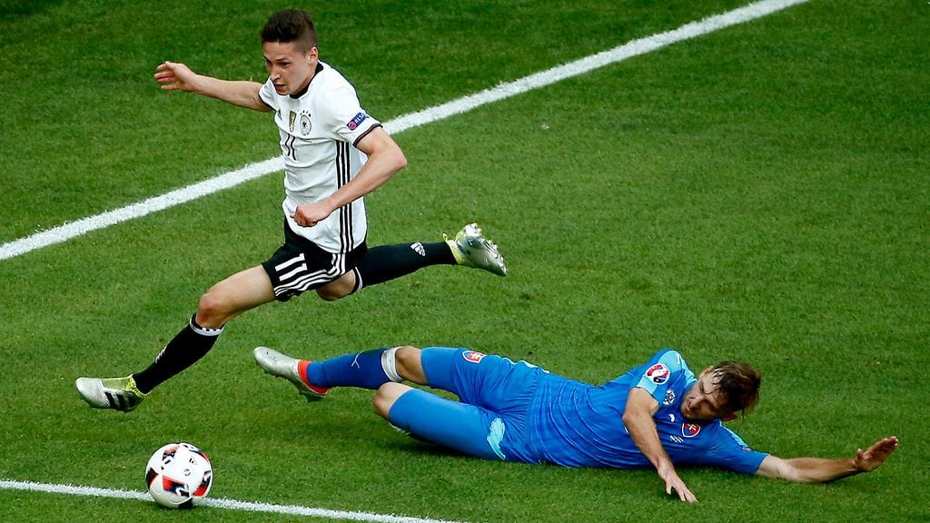 Julian Draxlerilla kulkee.