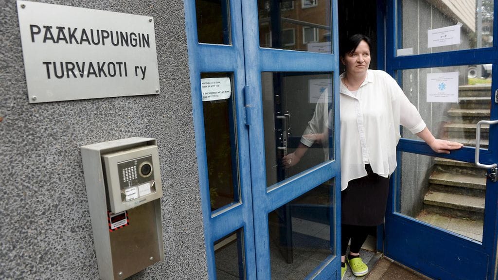 Pääkaupungin Turvakoti ry:n vastaava sosiaalityöntekijä Minna Remes-Sievänen Helsingissä 17. kesäkuuta 2016.