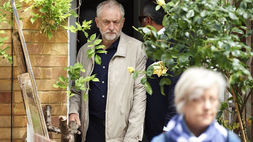 Jo 10 ministeriä on jättänyt työväenpuolueen Jeremy Corbynin varjohallituksen.