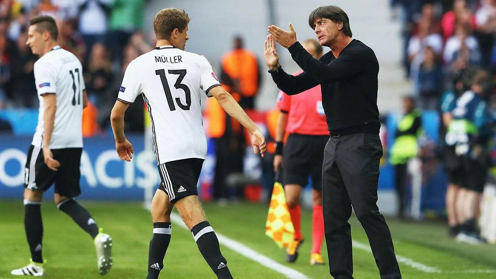 Joachim Löw antoi ohjeita Thomas Müllerille Saksan 1-0-maalin jälkeen.