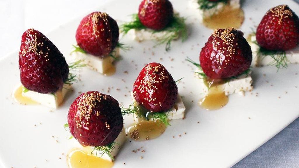 Mansikat sopivat erityisen hyvin herkuteltaviksi fetajuuston kanssa.