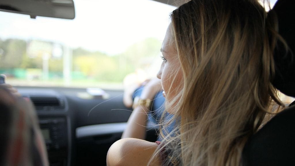 Jalkoja ei kannata pitää kojelaudalla.