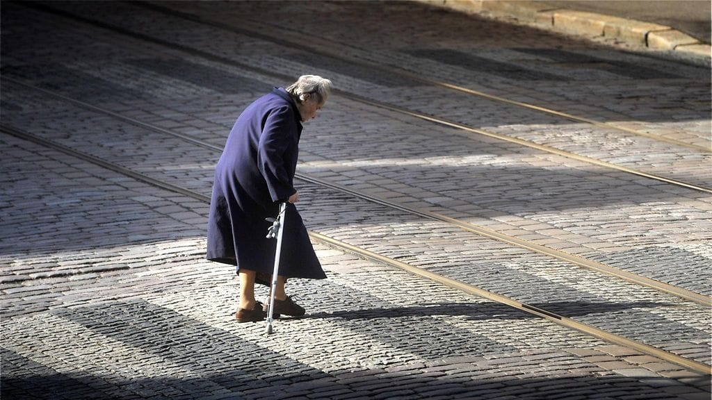Suomessa tapahtuu vuosittain noin 7 000 lonkkamurtumaa. Suurin osa näistä johtuu kaatumisesta. Kuvituskuva.