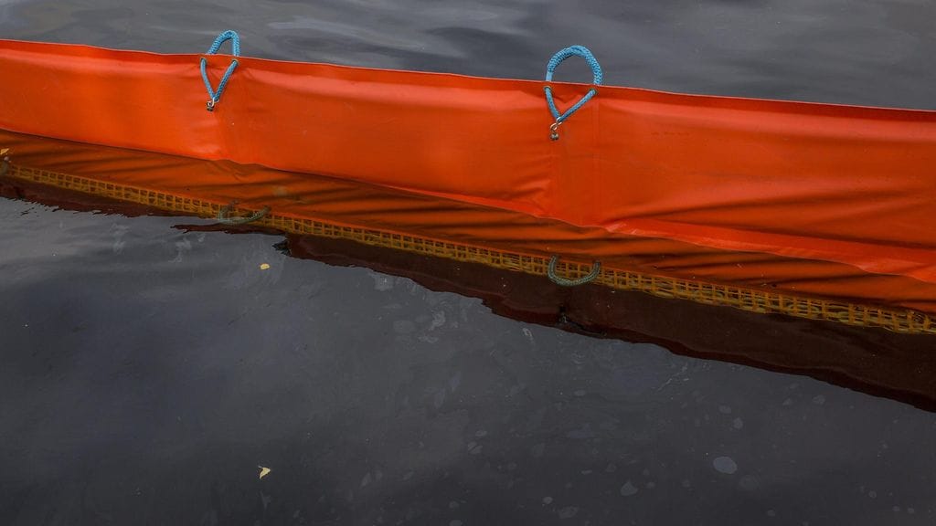 Lieksanjoki ja satama-alue puomitettiin öljynimeytyspuomeilla. Kuvituskuva.