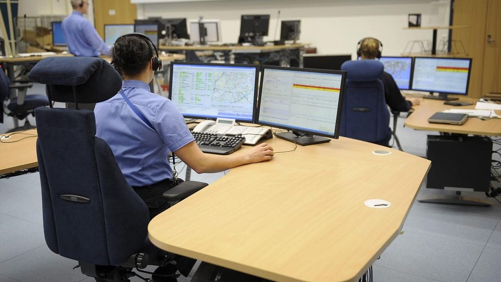 Hätäkeskuspäivystäjiä työssään Keravan hätäkeskuksessa perjantaina 15. marraskuuta 2013.